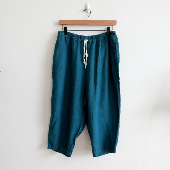 NOTPERFECTLINEN • Cropped Tokyo Linen Pants in Emerald Green - Picture 2 of 13